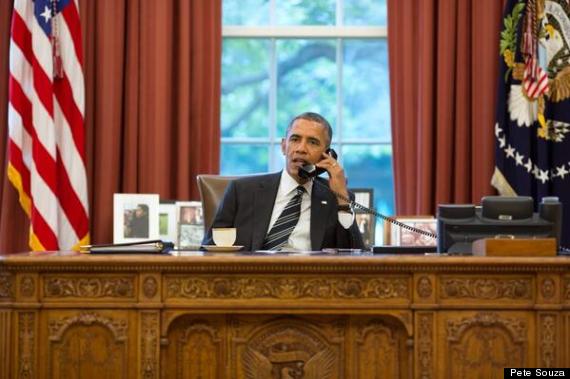 इरानी राष्ट्रपतिसंग टेलिफोनमा कुरा गर्दै अमेरिकी राष्ट्रपति बराक ओबामा । ह्वाइट हाउसले यो तस्वीर सार्वजनिक गरेको हो ।
