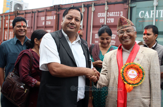 काठमाण्डौ-९ का एमाओवादी उम्मेदवार देवेन्द्र पौडेल र एमाले उम्मेदवार कृष्णगोपाल श्रेष्ठ