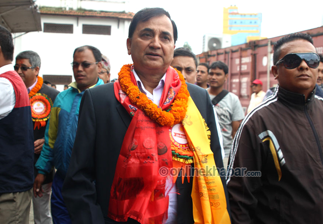 काठमाण्डौं-५ बाट उम्मेदवारी दर्ता गर्न पुगेका एमाले महासचिव इश्वर पोखरेल