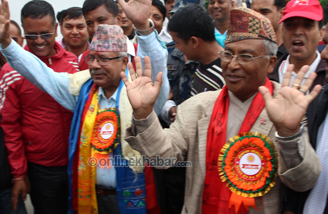 काठमाण्डौ-२ बाट उम्मेदवारी दर्ता गर्न पुगेका एमाले नेता माधवकुमार नेपाल र काठमाण्डौ-९ का कृष्ण गोपाल श्रेष्ठ