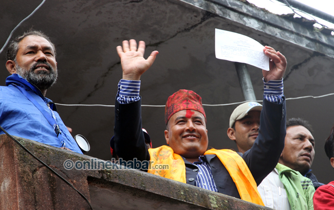 भक्तपुर १ बाट उम्मेदवारी दर्ता गरेपछि एमाले उम्मेदवार महेश बस्नेत