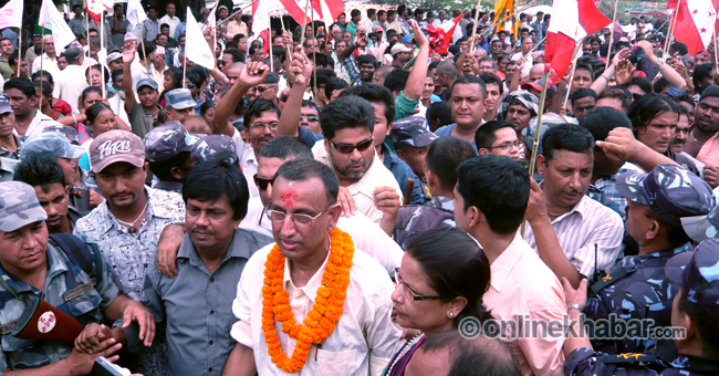 मोरङ- ६ बाट उम्मेदवारी दर्ता गर्दै नेपाली कांग्रेसका महेश आचार्य