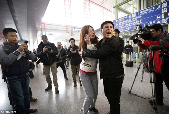 जहाज दुर्घटना भएको खबर सुनेपछि शोकाकुल एक युवती