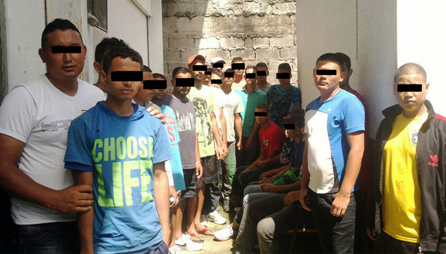 कोष्टारिकामा सोमबार पक्राउ परेका नेपालीहरु । तस्वीरः सार्वजनिक सुरक्षा मन्त्रालय, कोष्टारिका