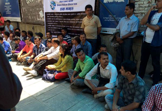 हिमालय टेलिभिजनको कार्यालयमा धर्ना बसेका पत्रकार तथा महासंघका पदाधिकारी : तस्वीर नेत्र पन्थि