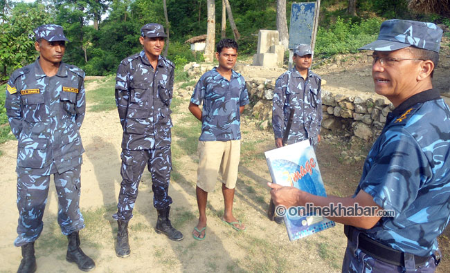 दाङ प्रहरी प्रमुख कुबेर कडायत सीमानाकाका प्रहरीहरुलाई आवश्यक निर्देशन दिँदै