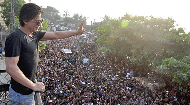 srk-with-fan