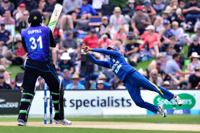 Milinda Siriwardana of Sri Lanka (R) attempts to catch batsman Martin Guptill of New Zealand (L) during the second one day international (ODI) cricket match between New Zealand and Sri Lanka at Hagley Park in Christchurch on December 28, 2015. AFP PHOTO / MARTY MELVILLE / AFP / Marty Melville (Photo credit should read MARTY MELVILLE/AFP/Getty Images)