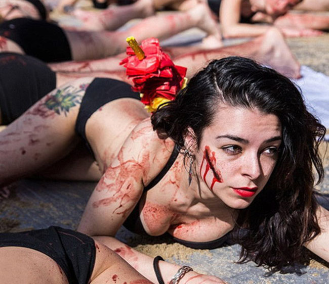 Animal rights, asking the young topless performance (Photo Feature)