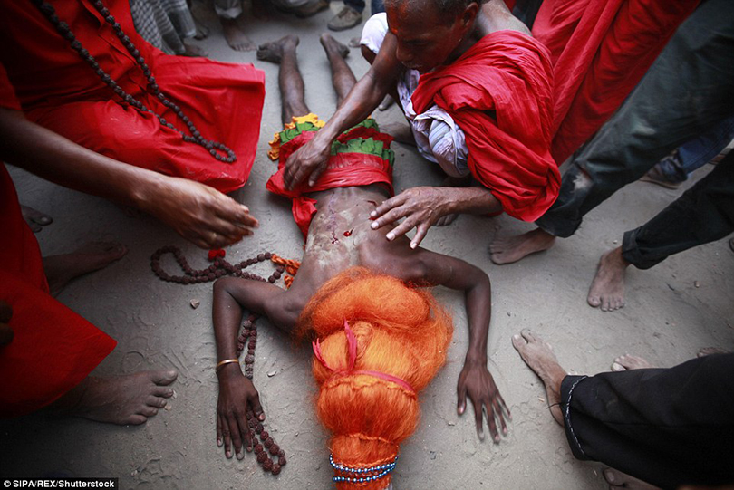 hang on a rope attached to the hooksझ