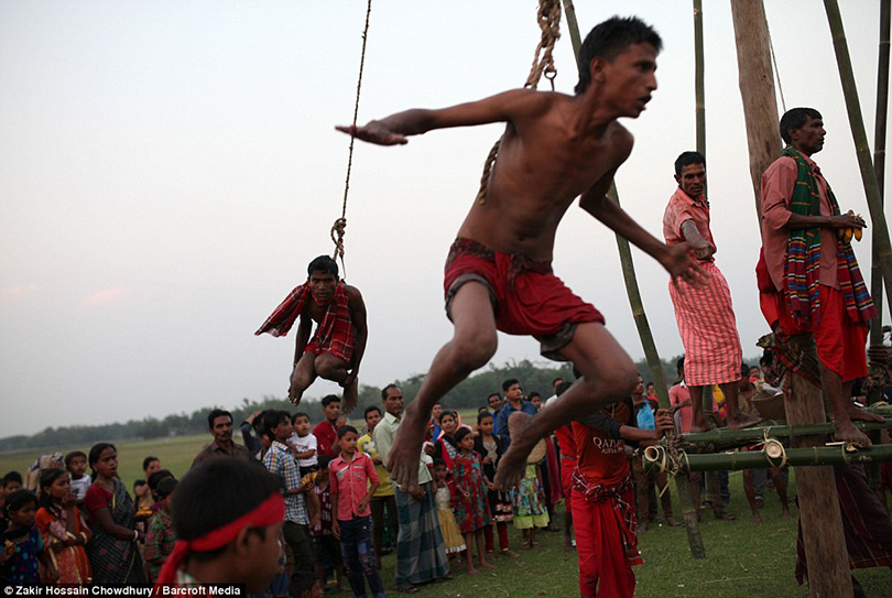 hang on a rope attached to the hooksढ