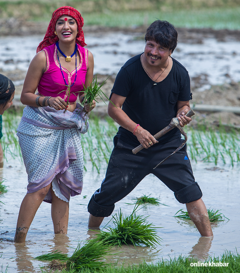 priyanka and deepak khet ropai (1)