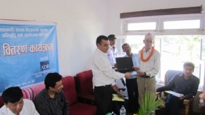 साना किसान विकास बैंकबाट ल्यापटप वितरण