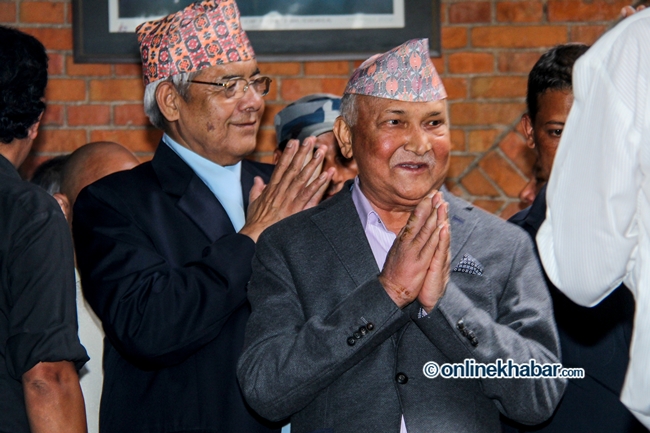 सिंगापुरबाट फर्केर ओलीले भने- राष्ट्रपतिलाई अनुमोदन गर्नुपर्छ