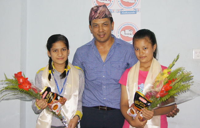 विश्व ह्याण्डराइटिङ प्रतियोगितामा दुई नेपाली बने विश्व च्याम्पियन
