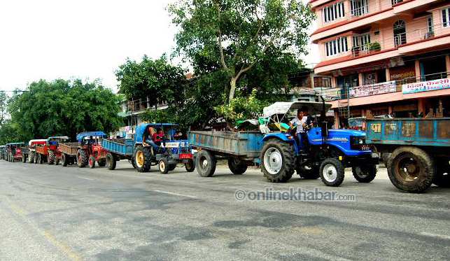 सडकमा ट्याक्टर राखेर प्रशासनको विरोध