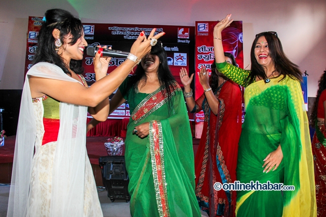 यस्तो देखियोे तीज अवार्डमा (फोटो फिचरसहित)