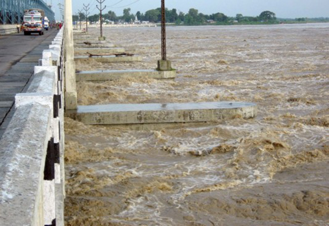 सप्तकोशीमा डोजर बोकेको ट्रक खस्यो, दुईको मृत्यु