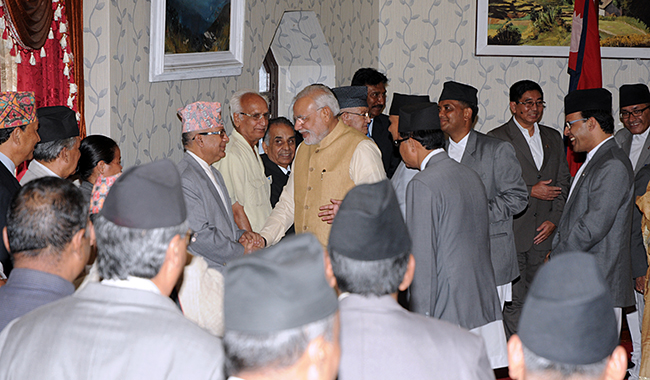 शीतलनिवासमा ४५ मिनेट उभिए शीर्षनेता