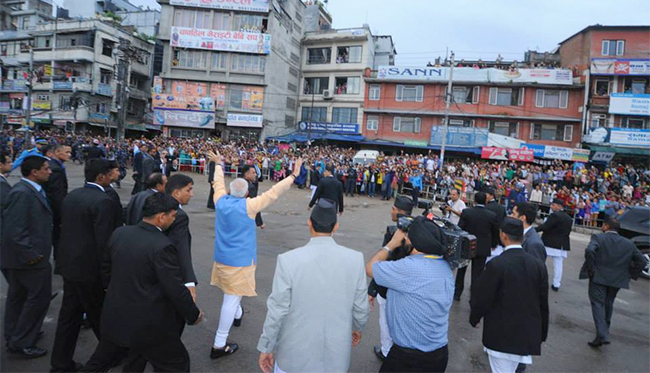 modi-walking-in-street-1