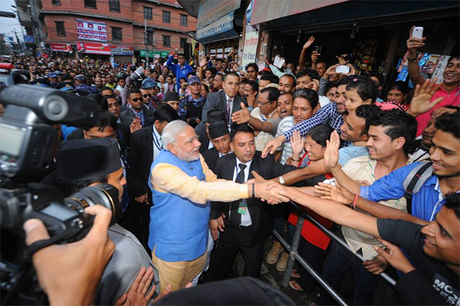 चोक-चोकमा हिँड्दै सर्वसाधारणसँग हात मिलाए मोदीले (फोटो फिचरसहित)