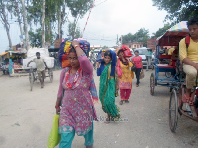 दसैंमा नेपाली बजार रित्तै, भारतमा भीडभाड