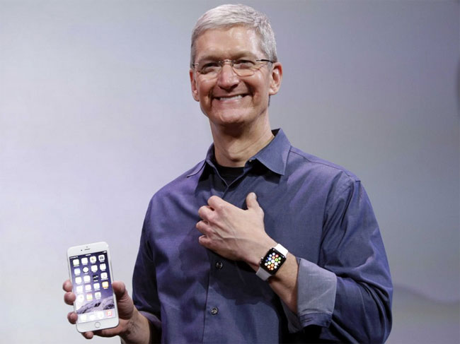 tim-cook-with-iphone-6