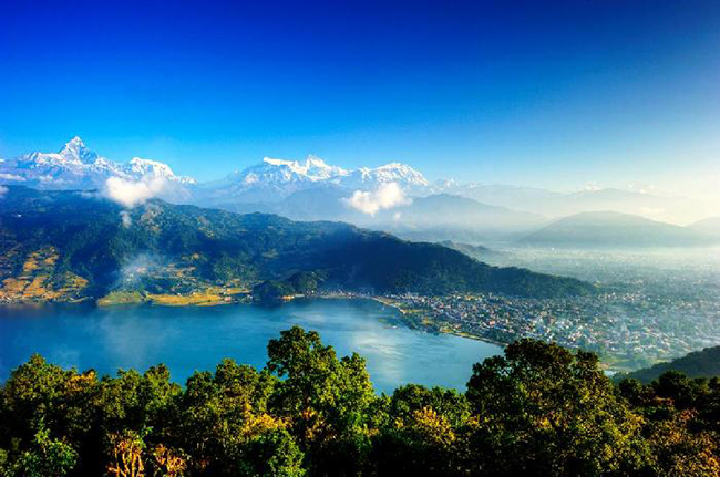 अन्नपूर्ण तथा धौलागिरी श्रृंखलाको काखमा अवस्थित फेवाताल र पोखरा उपत्यका