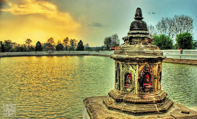 भक्तपुर- जहाँ नेपालको सबैभन्दा अग्लो मन्दिर न्यातपोल, पचपन्न झ्याले दरबार तथा दत्तात्रयको मन्दिर छ । यो तस्वीर भक्तपुर दरबार स्क्वायर बाहिरको सिद्धपोखरीको हो ।