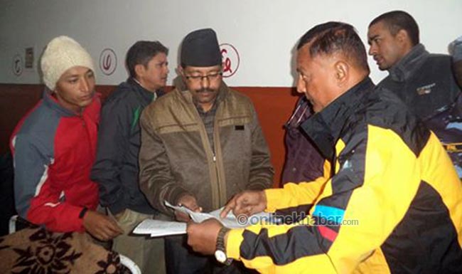 घाईतेको अवस्था वुझ्न पदमा अस्पताल पुगेका कैलालीका प्रमुख जिल्ला अधिकारी महादेब पन्थ