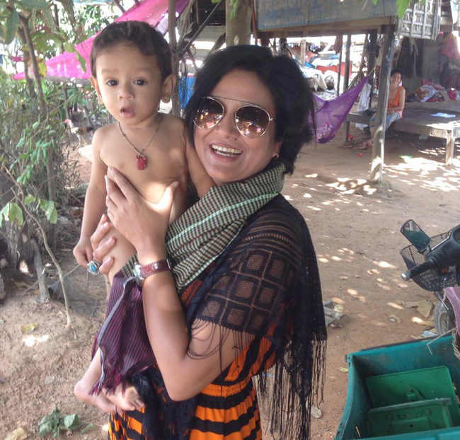कम्बोडियाका गाउँमा रमाउँदै कोमल वली
