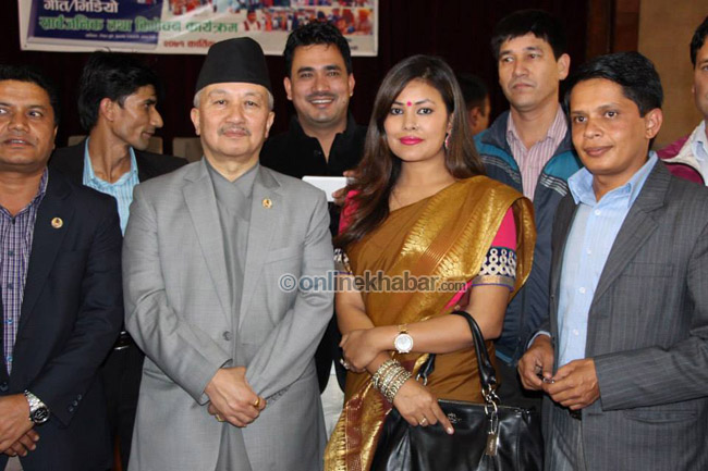 संविधान बनाउन दवाव दिने गीत