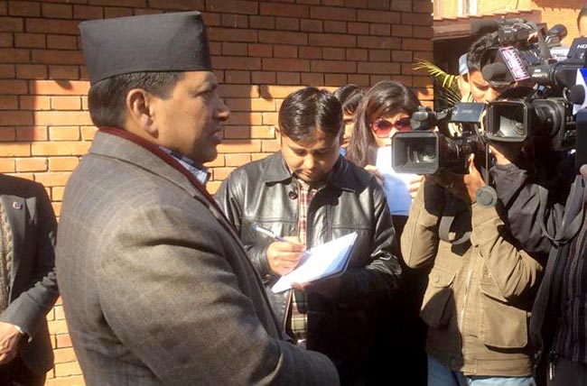 बैठकपछि सञ्चारकर्मीसँग कुरा गर्दै एमाअाेवादी नेता नारायणकाजी श्रेष्ठ