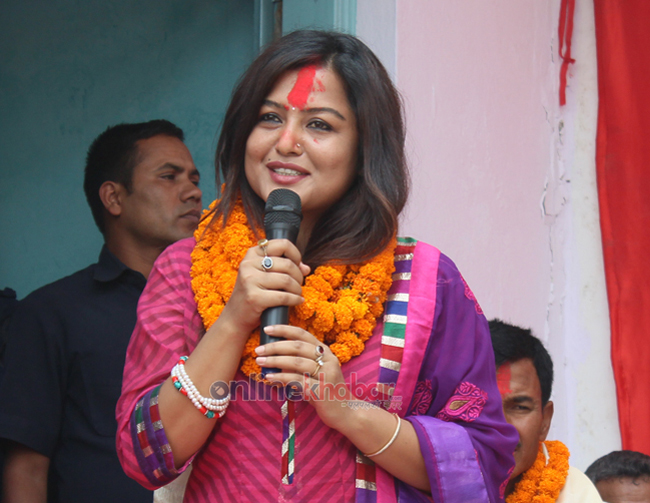 रेखा थापा ट्विटरमा, ‘नायिका होइन युवा राजनीतिज्ञ’