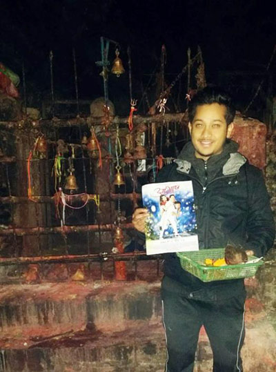 चलचित्र चलोस् भन्दै मन्दिर पुगे नायक