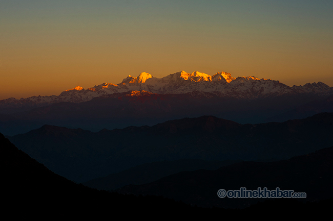विहानीपख भालेश्वरबाट हेर्दा गणेश हिमालमा मनमोहक झुल्के घाम देख्न सकिन्छ