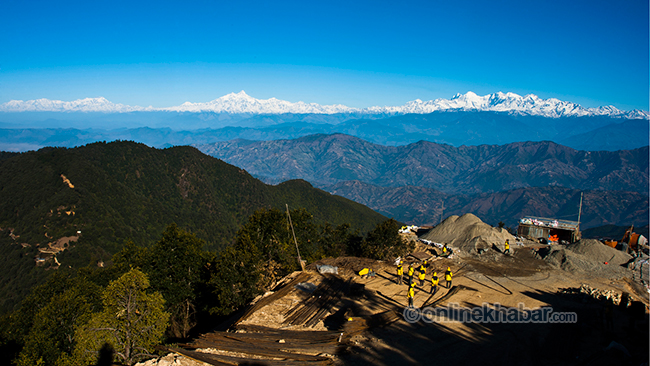 चन्द्रागिरि पहाडमा केवुलकारको निर्माण धमाधम भइरहेको छ