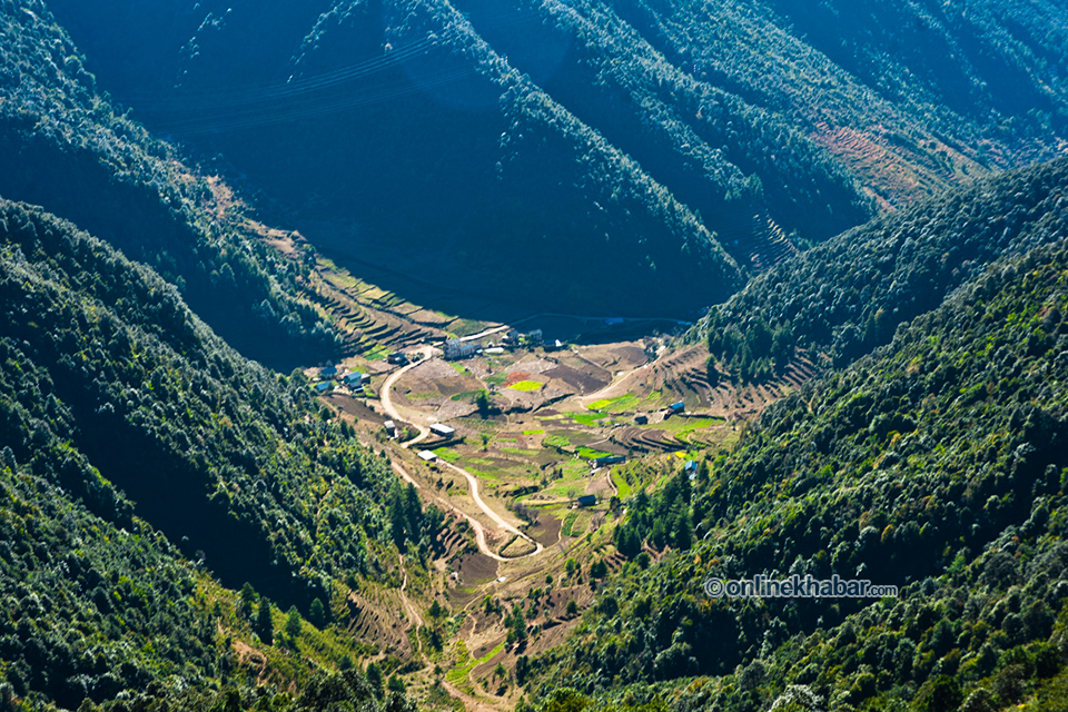 दक्षिण तर्फको फाखेल गाँउ उस्तै रमणीय छ ।