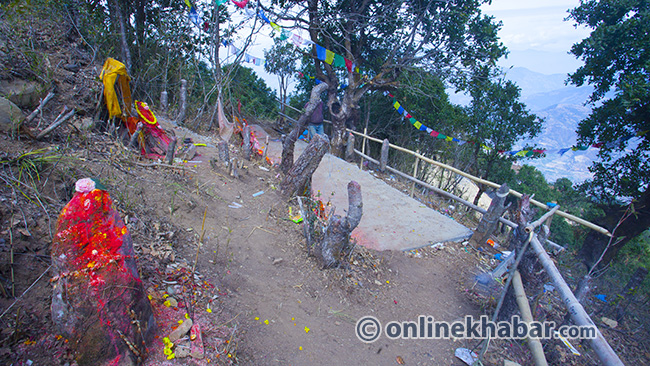 इच्छापुरेश्वर महादेवको हाल पूजा हुँदै आएको ठाउँ । यसको केही माथि डाँडामा अाकर्षक मन्दिर निर्माण भैरहेको छ