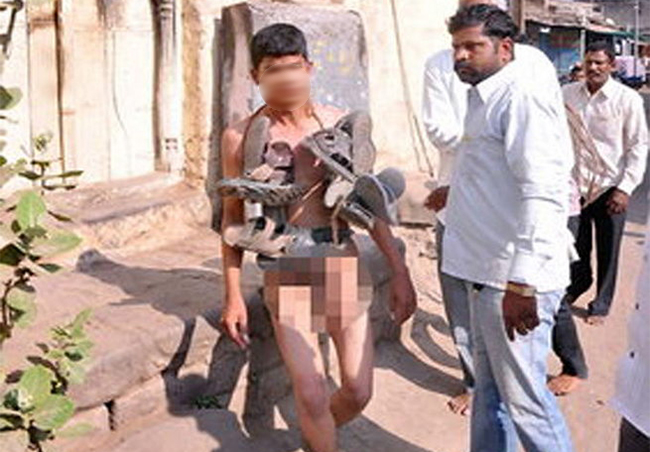 प्रेम गरेको अभियोगमा युवकलाई नाङ्गै गाउँ घुमाइयो