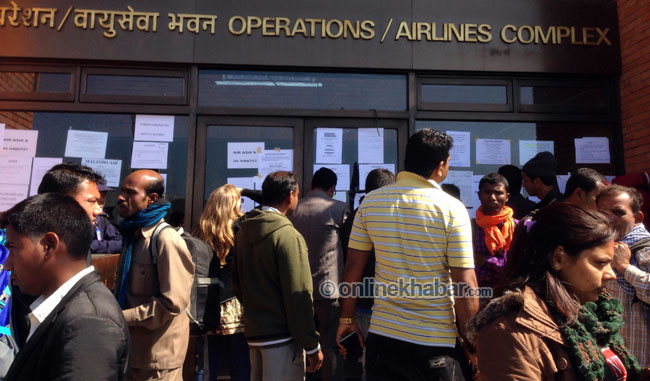 लौ हेर्नुस् विमानस्थलमा यात्रुको विजोग (फोटो फिचर)