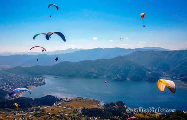 पोखरालाई प्यारा ग्लाइडिङबाट हेर्दा (फोटो फिचर)