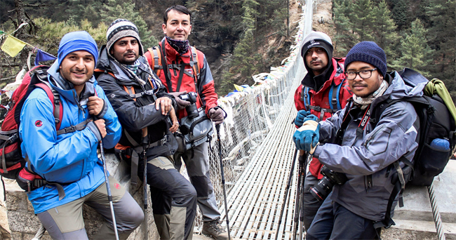 सगरमाथा क्षेत्रमा तस्विर खिच्न खटिएको टीम