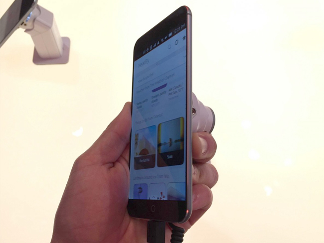 This-phone-running-the-Ubuntu-operating-system-has-edges-similar-to-the-iPhone-6