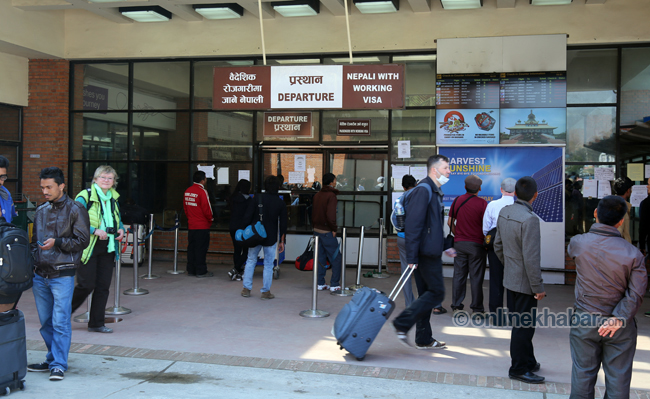 विमानस्थलभित्र यात्रु जाँचमा ‘हातले छामछुम  पार्ने’ तरिकामाथि उठ्यो प्रश्न