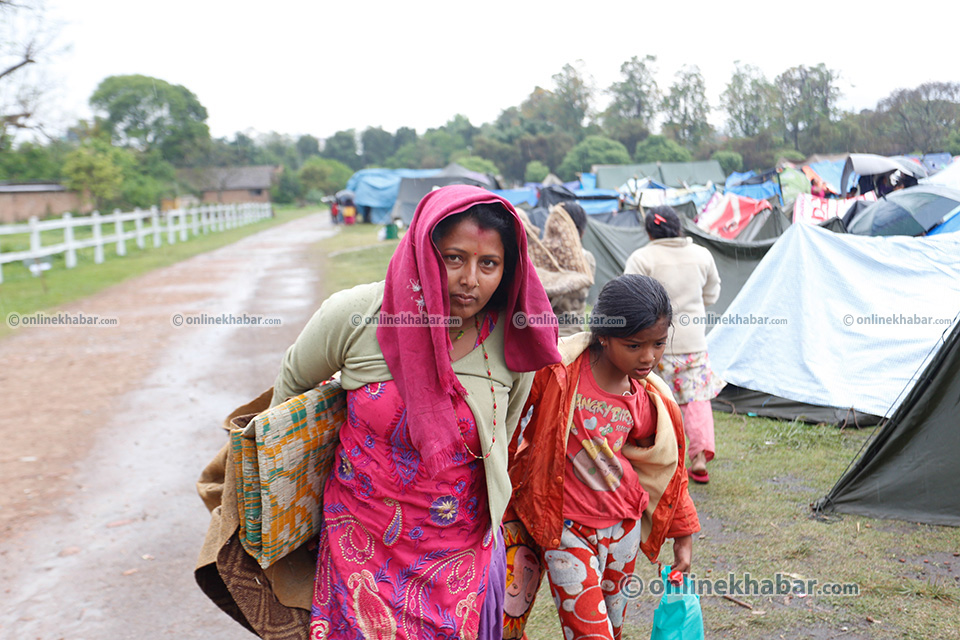 Earthquake Victims returning to home 1 (21)