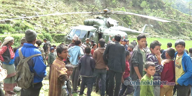 जाजरकोटको पैंक गाविसमा सेनाको टोली पुगेपछि स्वास्थ्य उपचारको लागि भेला भएका स्थानीय ।