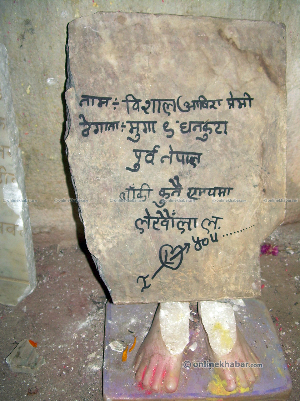 तोडफोड गरिएका मूर्तिमा यस्तो लेखेको देख्न पाइयो