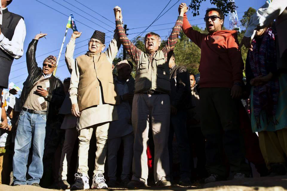 संविधानसभा दोस्रोको चुनावका क्रममा सूर्यबहादुर थापा, छोरा सुनिल र नाती सिद्धार्थ