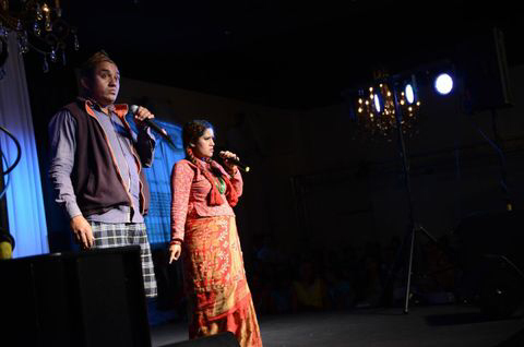 धुर्मुस र सुन्तली विदेशमा पैसा जुटाउँदै  